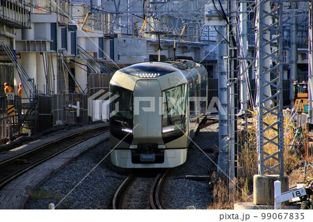 踏切の在る風景もあと僅か…　タワーの麓の下町を快走する特急リバティ 99067835