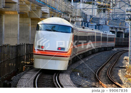 踏切の在る風景もあと僅か…　タワーの麓の下町を快走する特急スペーシア 99067836