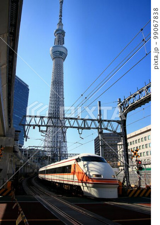 踏切の在る風景もあと僅か… タワーの麓の下町を快走する特急スペーシア 踏切の在る風景もあと僅か… タワーの麓の下町を快走する特急スペーシア 99067838