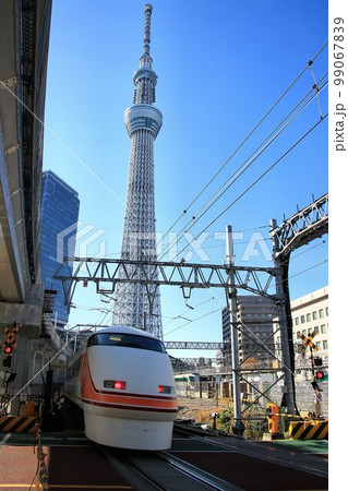 踏切の在る風景もあと僅か…　タワーの麓の下町を快走する特急スペーシア 99067839