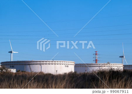 石油タンクと風力発電 カーボンニュートラルシフト 石油タンクと風力発電 カーボンニュートラルシフト 99067911