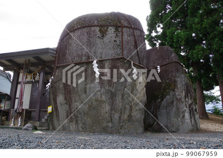 岩手のパワースポット　岩手県盛岡市の三ツ石神社の巨石 99067959