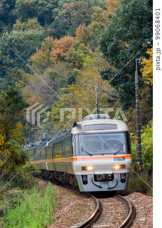 【高山本線】高山方面へ向かう特急列車 99068401