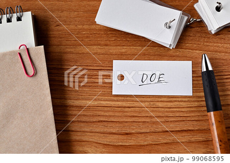 DOEと書かれた単語帳のあるデスク DOEと書かれた単語帳のあるデスク 99068595