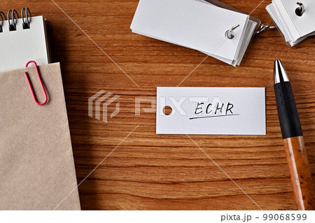 ECHRと書かれた単語帳のあるデスク ECHRと書かれた単語帳のあるデスク 99068599