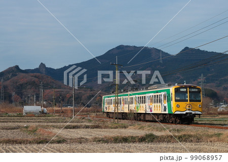 妙義山をバックに走る500形(元西武101系)電車_2022/12/17撮影 99068957