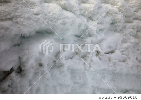 積雪の中休み、家から舗装道路に出る通路をよく見ると美しい 福島県只見町 積雪の中休み、家から舗装道路に出る通路をよく見ると美しい 福島県只見町 99069018