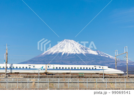 「静岡県」富士山と新幹線 99069541