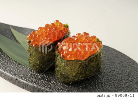 陰線で美味しいいくら軍艦 軍艦巻 イクラ軍艦の写真素材 [99069711