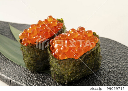 陰線で美味しいいくら軍艦　軍艦巻　イクラ軍艦 99069715