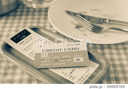 レストランでの会計　飲食店でのお勘定　クレジットカードでの支払い　外食のレシート 99069760