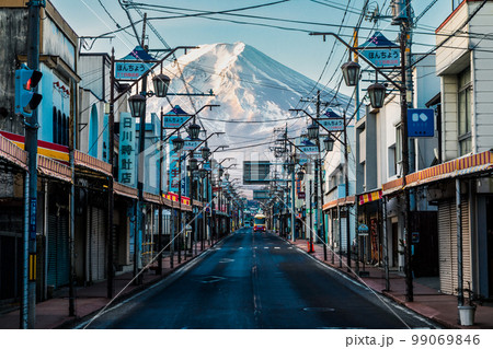 「山梨県」ほんちょう2丁目商店街から望む富士山・富士吉田市 99069846