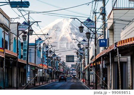 「山梨県」ほんちょう2丁目商店街から望む富士山・富士吉田市 99069851