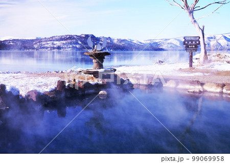 冬の絶景　露天風呂　屈斜路湖　北海道 99069958