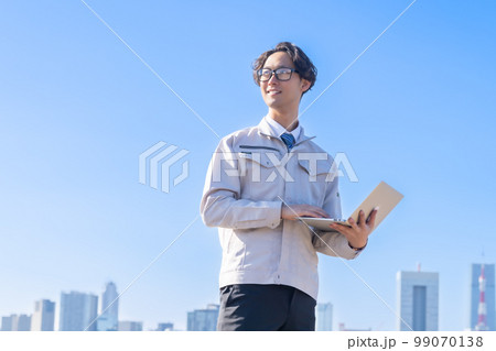 作業服を着た若い男性エンジニア 99070138