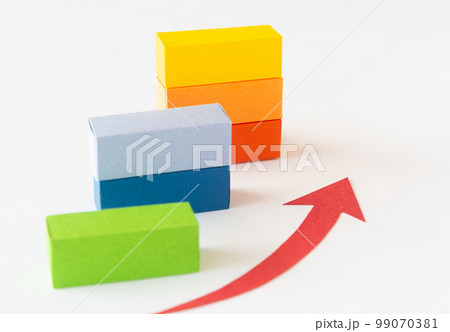 ブロックと上昇矢印　つみたて　3階建て　業績　年金 99070381