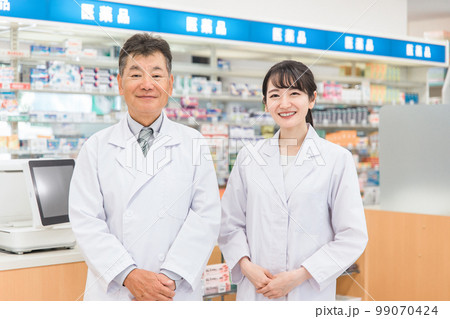 薬局・病院・ドラッグストアで働く薬剤師（処方箋・薬・サプリメント） 99070424