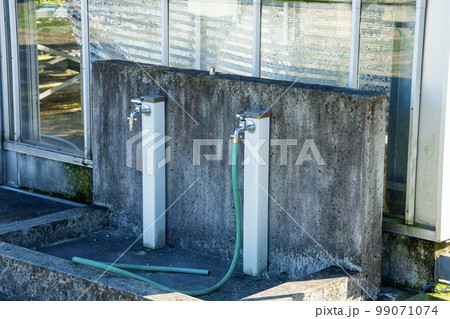 屋外の水道 99071074