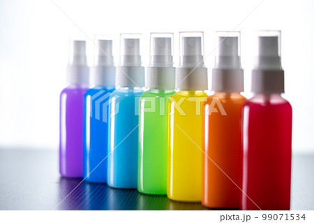 七色のボトル　スタジオ撮影　虹の鮮やかなイメージ 99071534