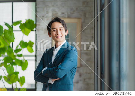 オフィスに立つビジネスパーソン 99071740