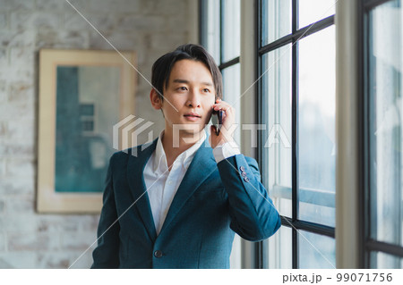 オフィスに立つビジネスパーソン オフィスに立つビジネスパーソン 99071756