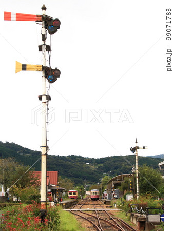 廃線となった同和鉱業片上鉄道で車両の動態保存されている吉ヶ原駅 廃線となった同和鉱業片上鉄道で車両の動態保存されている吉ヶ原駅 99071783