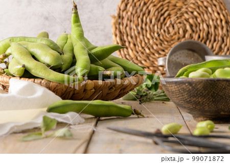 Fresh and raw green broad beans 99071872