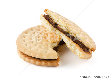 Sandwich biscuits with chocolate filling 99071873