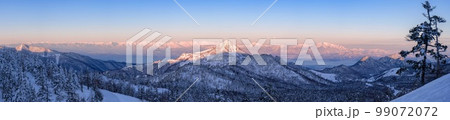 長野県・山ノ内町 冬の笠ヶ岳と北アルプスの夜明け パノラマ 長野県・山ノ内町 冬の笠ヶ岳と北アルプスの夜明け パノラマ 99072072