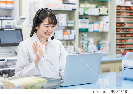 病院・薬局でパソコンを使ってオンライン服薬指導・診療する薬剤師・調剤師の女性（処方箋・医師） 99072500