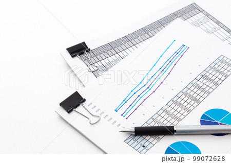クリップにまとめられた資料　白バック 99072628