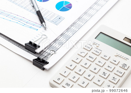 クリップにまとめられた資料 白バック クリップにまとめられた資料 白バック 99072646