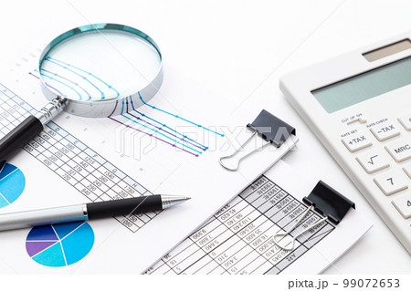 クリップにまとめられた資料 白バック クリップにまとめられた資料 白バック 99072653