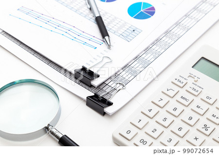 クリップにまとめられた資料　白バック 99072654