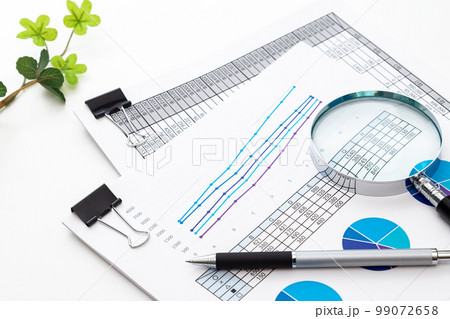 クリップにまとめられた資料　白バック 99072658