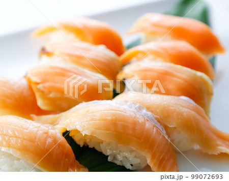 サーモンの握りずし 99072693