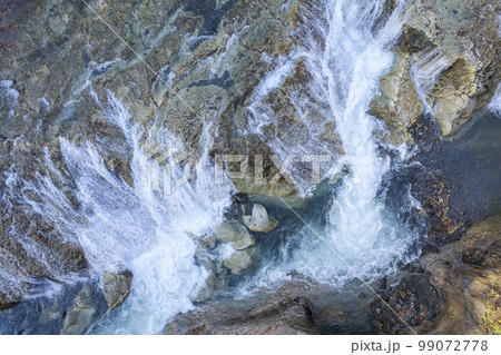晩秋の「大滝ナイアガラの滝」を空撮 晩秋の「大滝ナイアガラの滝」を空撮 99072778
