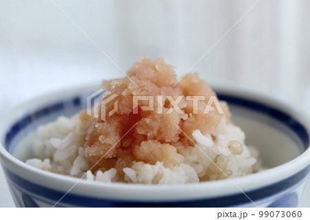 茶碗によそったご飯に乗せた無着色のたらこバラコ 99073060