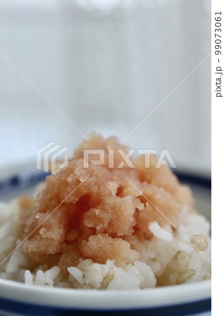 茶碗によそったご飯に乗せた無着色のたらこバラコ 99073061