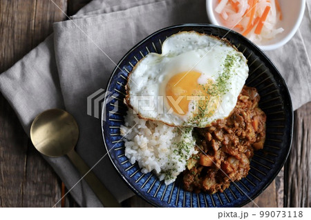 家でスパイスから作った目玉焼きを乗せたキーマカレー 家でスパイスから作った目玉焼きを乗せたキーマカレー 99073118