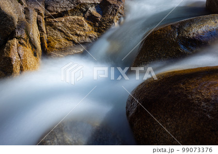 水しぶきを上げて流れ落ちる川 99073376