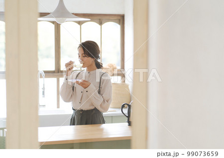 温かい飲み物を飲む女性 温かい飲み物を飲む女性 99073659