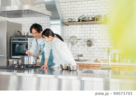 キッチン 男女2人 爽やかイメージ キッチン 男女2人 爽やかイメージ 99073705