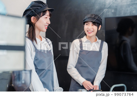 仲良く働くカフェスタッフ 99073764