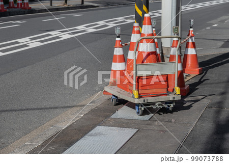 道路 台車とカラーコーン 道路 台車とカラーコーン 99073788