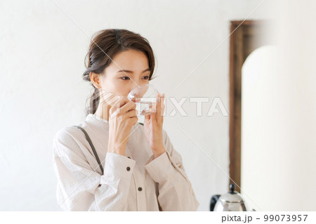 白湯を飲む女性 99073957