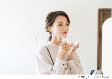 白湯を飲む女性 白湯を飲む女性 99073958