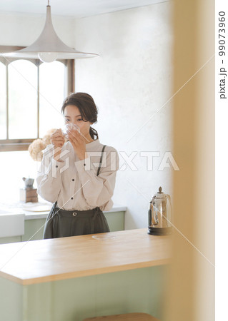 白湯を飲む女性 白湯を飲む女性 99073960