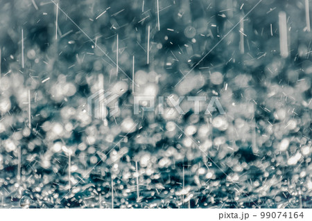 背景素材・梅雨・激しく降る雨のイメージ 99074164