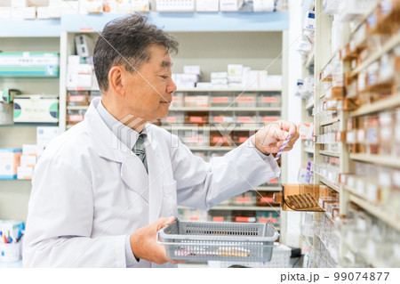 薬局・病院・ドラッグストアで働く薬剤師（処方箋・薬・サプリメント） 99074877